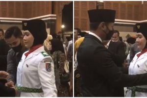 Anggota Paskibra menangis saat dilantik, bertepatan ayahnya meninggal