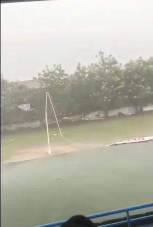 Momen lurah selamatkan sang merah-putih saat tiang patah akibat hujan