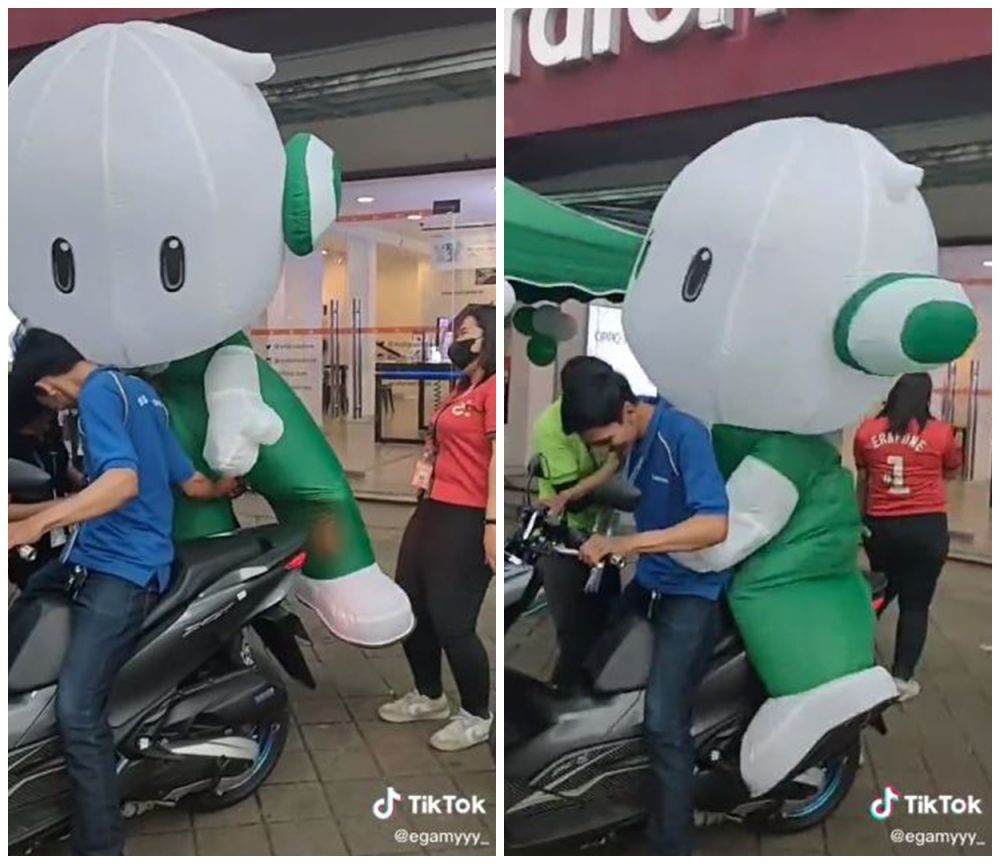 Pria ini boncengin boneka maskot, susah payah tapi bikin ngakak