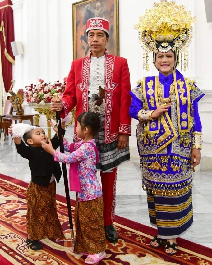 Iriana Jokowi pakai baju adat Buton, komentar Kaesang tak terduga