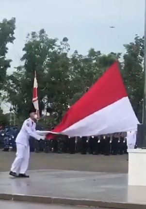 Bendera salah lipat, aksi putar badan paskibra ini tuai pujian
