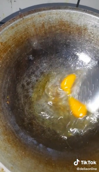 Trik goreng telur dadar viral ini bikin hemat cucian piring
