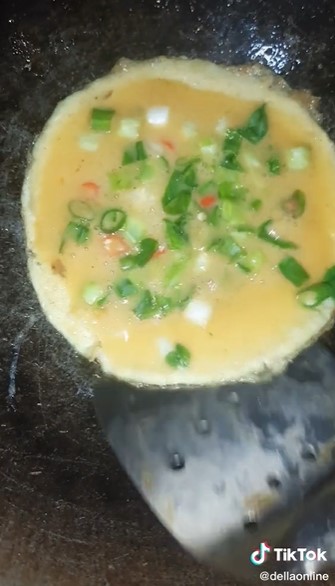 Trik goreng telur dadar viral ini bikin hemat cucian piring