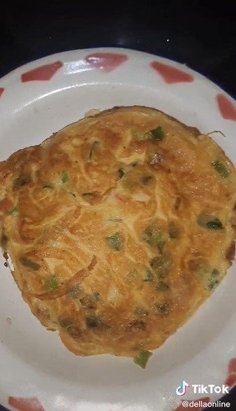 Trik goreng telur dadar viral ini bikin hemat cucian piring