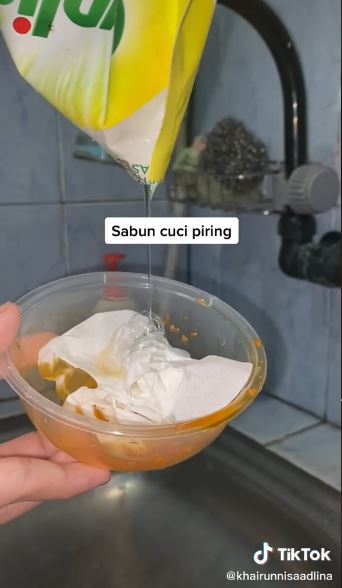 Cara bersihkan noda minyak di tempat makan plastik, cuma pakai tisu
