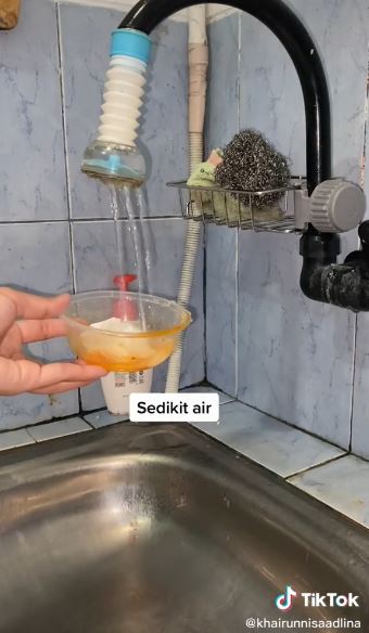 Cara bersihkan noda minyak di tempat makan plastik, cuma pakai tisu