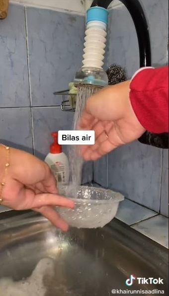 Cara bersihkan noda minyak di tempat makan plastik, cuma pakai tisu