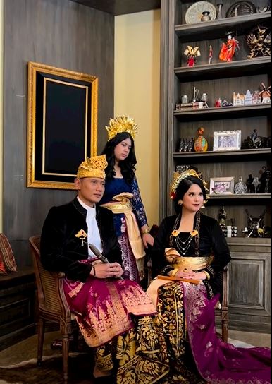Momen keluarga Agus Yudhoyono pakai baju Bali, paras Aira jadi sorotan
