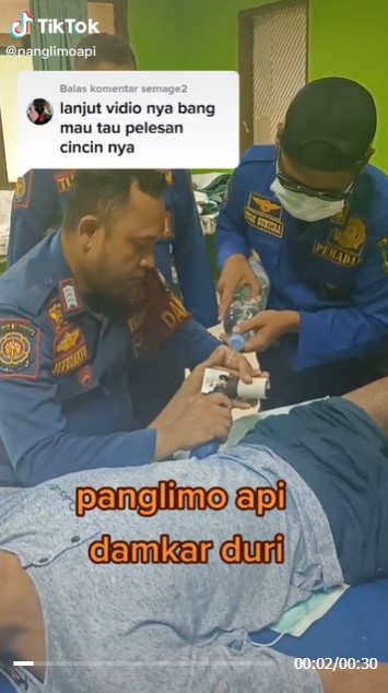 Ngilu, momen petugas damkar potong cincin laher motor di jari pria