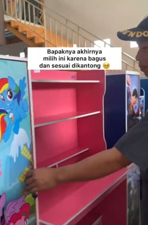 Bapak beli meja belajar anaknya pakai uang koin, kisahnya mengharukan