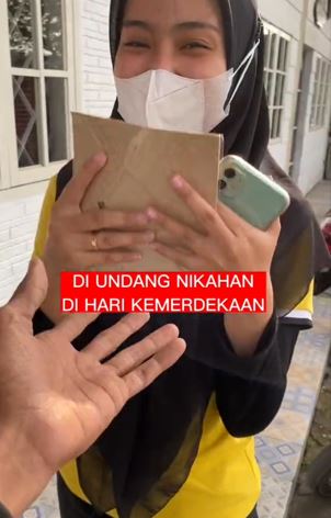 Aksi pria hadiri nikahan sahabat pakai kostum pejuang, kocak abis 