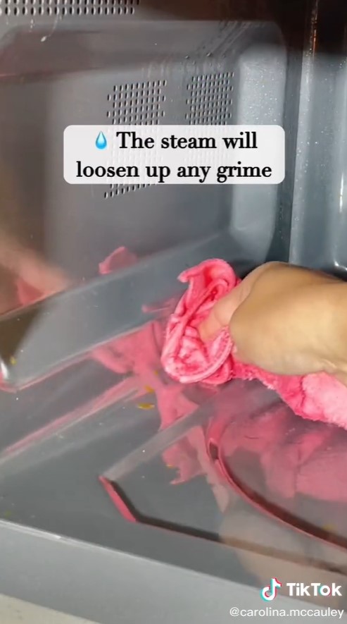 Tak perlu digosok, ini cara simpel bersihkan microwave dengan cepat