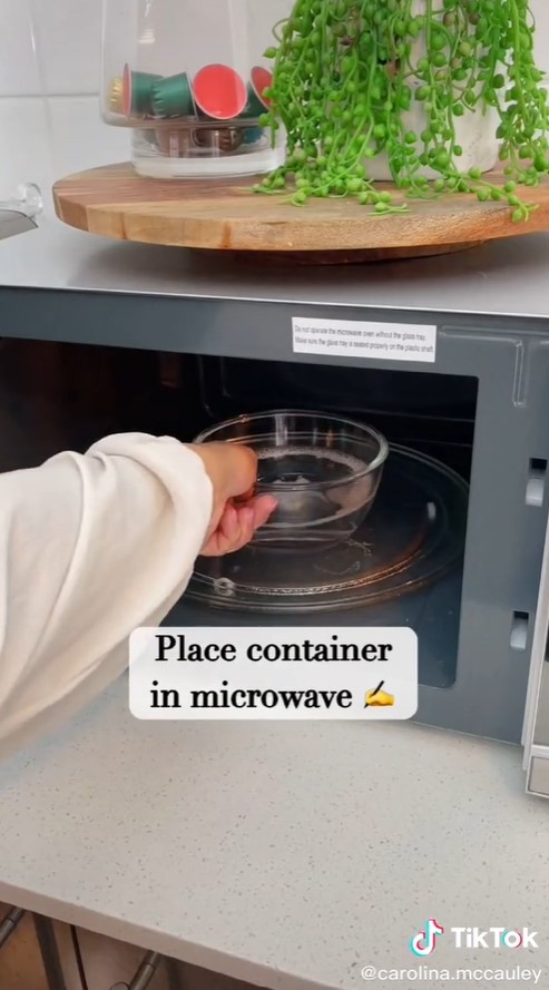 Tak perlu digosok, ini cara simpel bersihkan microwave dengan cepat