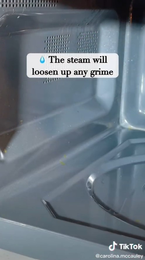 Tak perlu digosok, ini cara simpel bersihkan microwave dengan cepat