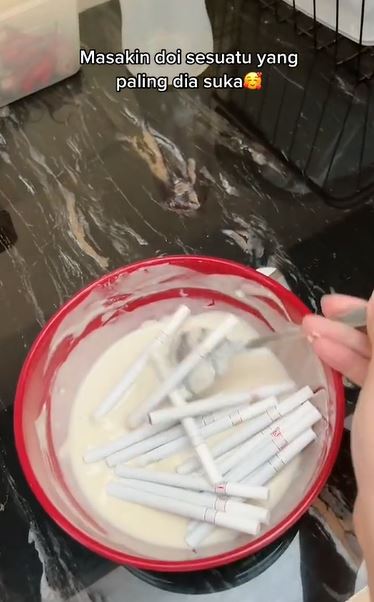 Aksi istri goreng rokok pake tepung, reaksi suaminya tak terduga