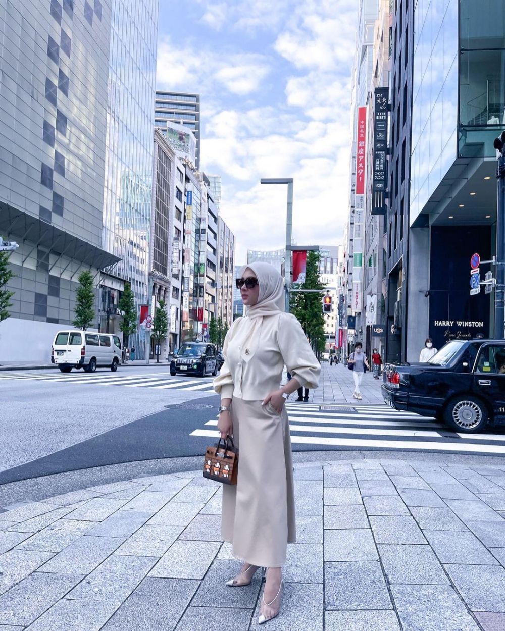 9 Momen Syahrini pulang kampung ke Jepang, mesra gendongan di jalan