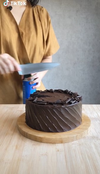 Tak banyak yang tahu, begini trik memotong kue agar lurus dan rapi