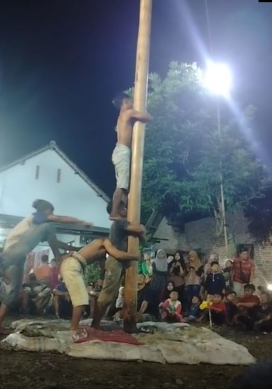 Grup panjat pinang ini raih puncak dengan cepat, skillnya bikin kagum