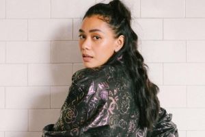 9 Rahasia makeup simpel ala Adinia Wirasti, tampak fresh dan natural