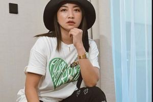 9 Langkah makeup simpel ala Hesti Purwadinata, wajah tampak flawless