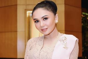 8 Rahasia makeup simpel Yuni Shara ini bikin wajah fresh dan flawless