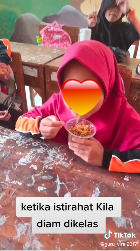 Lihat murid diam di kelas tak bawa uang saku, aksi guru ini bikin haru