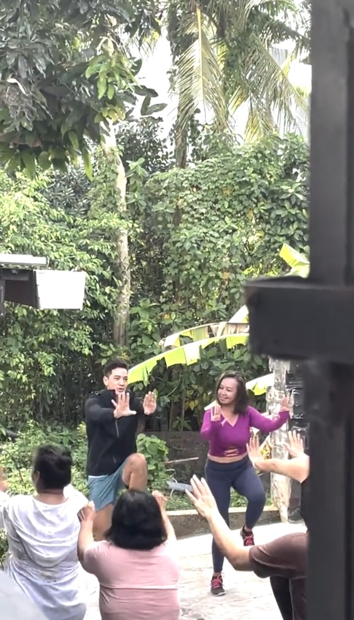 Momen Andrew White jadi instruktur senam ibu-ibu di Bali, bikin heboh