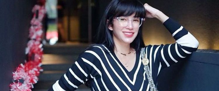 9 Langkah daily makeup ala Ussy Sulistiawaty, pakai foundation tipis