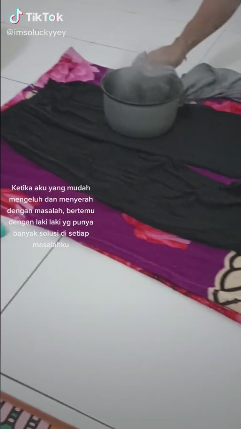 Lifehack menyetrika tanpa setrika cocok buat anak kos, inspiratif abis
