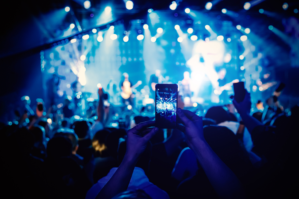 5 Rahasia maksimalkan smartphone untuk foto konser, estetik di feed