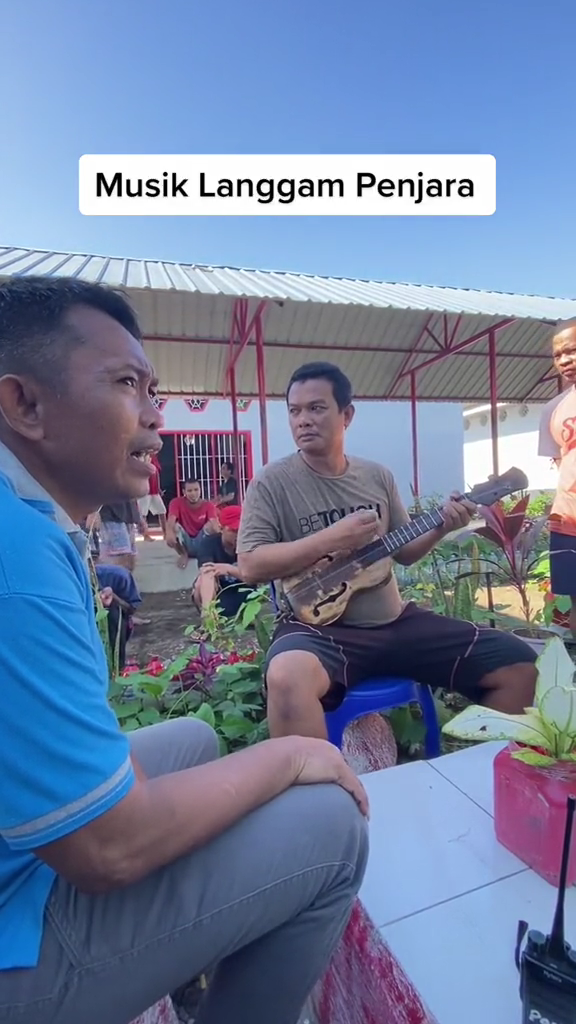 Momen keseruan narapidana di akhir pekan, nobar kartun Upin & Ipin