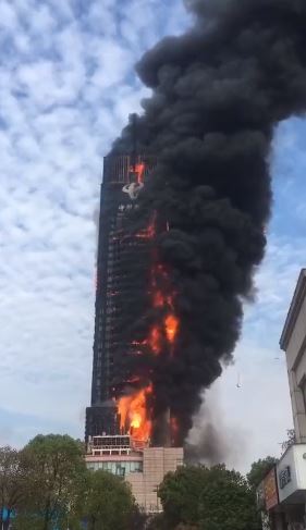 Detik-detik gedung 42 lantai terbakar, 36 truk pemadam dikerahkan
