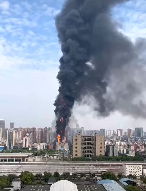 Detik-detik gedung 42 lantai terbakar, 36 truk pemadam dikerahkan