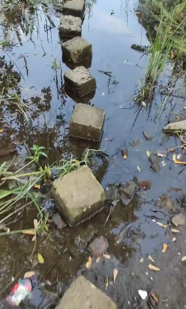 Kurir ini antarkan barang lewati medan bak Benteng Takeshi, kocak abis