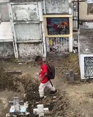 Momen haru anak ziarah ke makam ibunya, bawakan rapor ujian sekolah