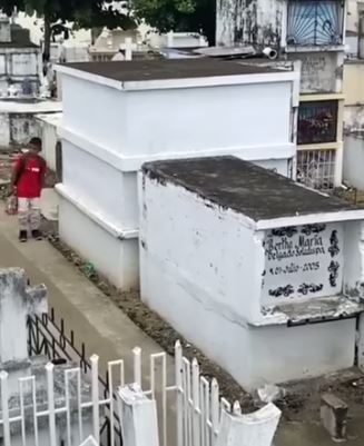 Momen haru anak ziarah ke makam ibunya, bawakan rapor ujian sekolah