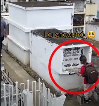 Momen haru anak ziarah ke makam ibunya, bawakan rapor ujian sekolah