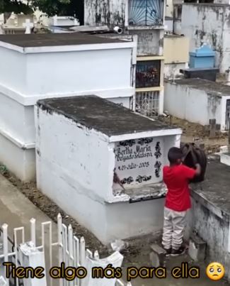 Momen haru anak ziarah ke makam ibunya, bawakan rapor ujian sekolah