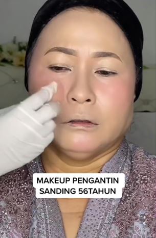 Transformasi emak-emak 56 tahun usai dirias jadi manten, bak anak muda