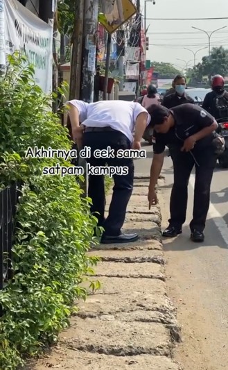 HP wanita ini jatuh di selokan, reaksi tim damkar tuai pujian