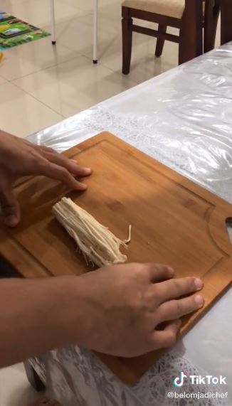 Trik agar talenan tidak licin dan bergeser saat memotong makanan