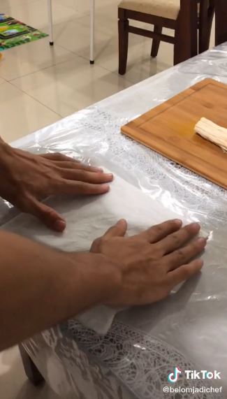 Trik agar talenan tidak licin dan bergeser saat memotong makanan