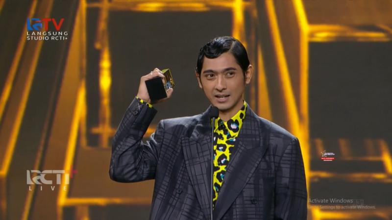 Momen Arya Saloka terpeleset di acara penghargaan, buat fans panik