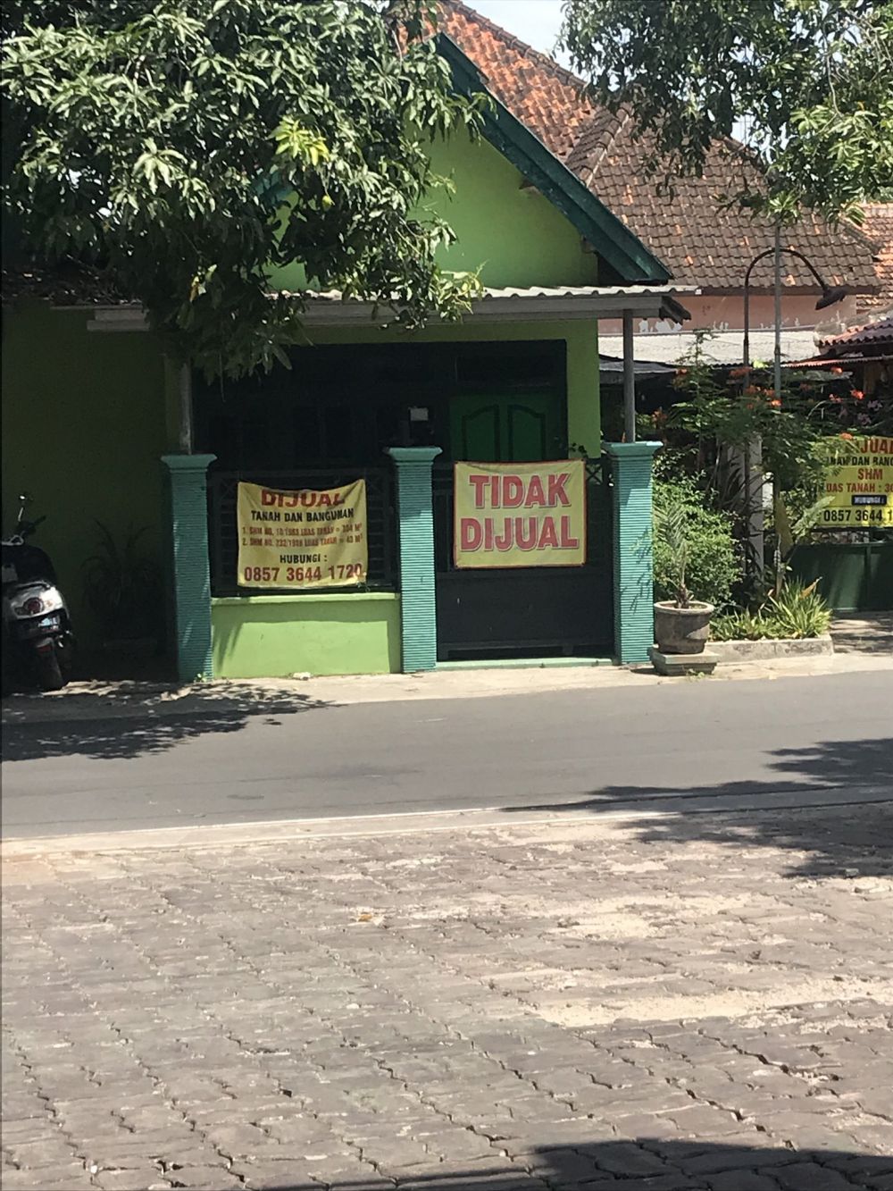 21 Tulisan kocak di spanduk jual rumah ini bikin ketawa lepas