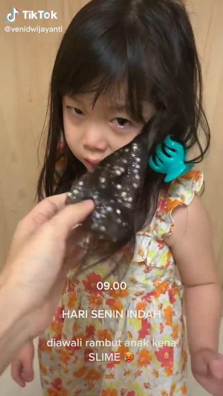 Cara ibu bersihkan slime nempel di rambut anak ini ujungnya bikin syok