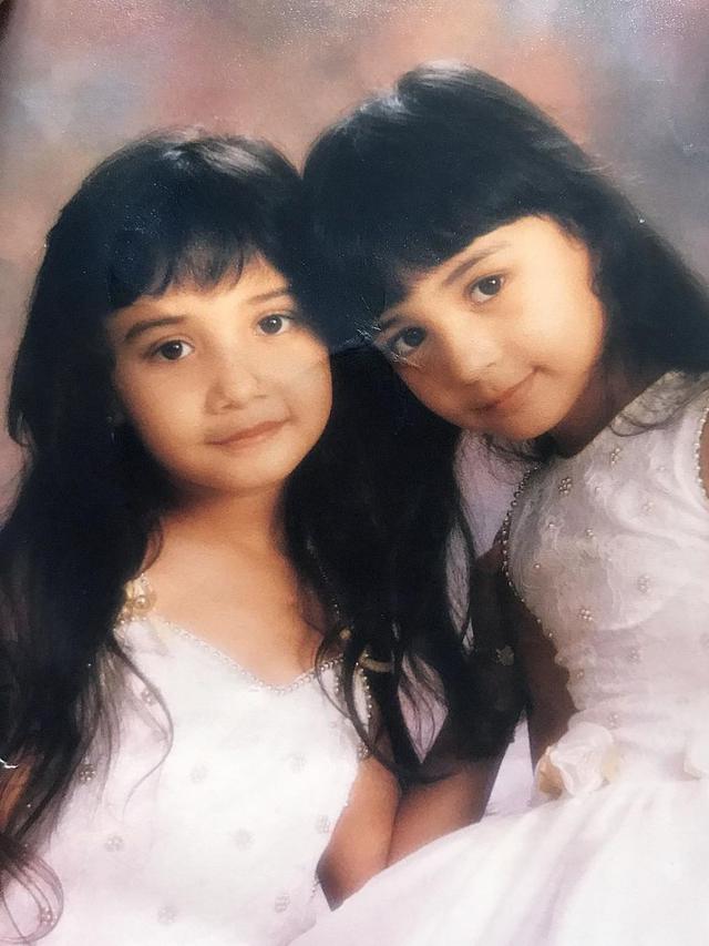 Potret masa kecil 13 seleb kakak adik, Mayang & Vanessa Angel akrab