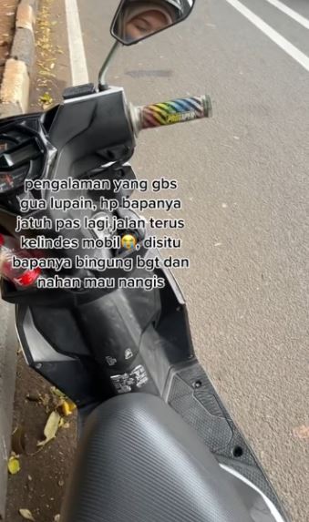 Driver ojek online ini tetap antar penumpang meski HP terlindas mobil