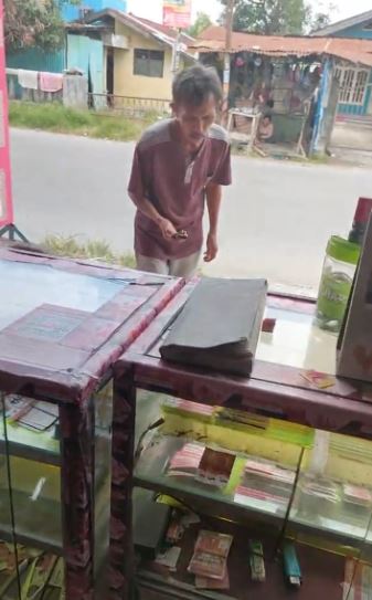 Bapak ini minta HP diperbaiki meski tak rusak, alasannya bikin nyesek 