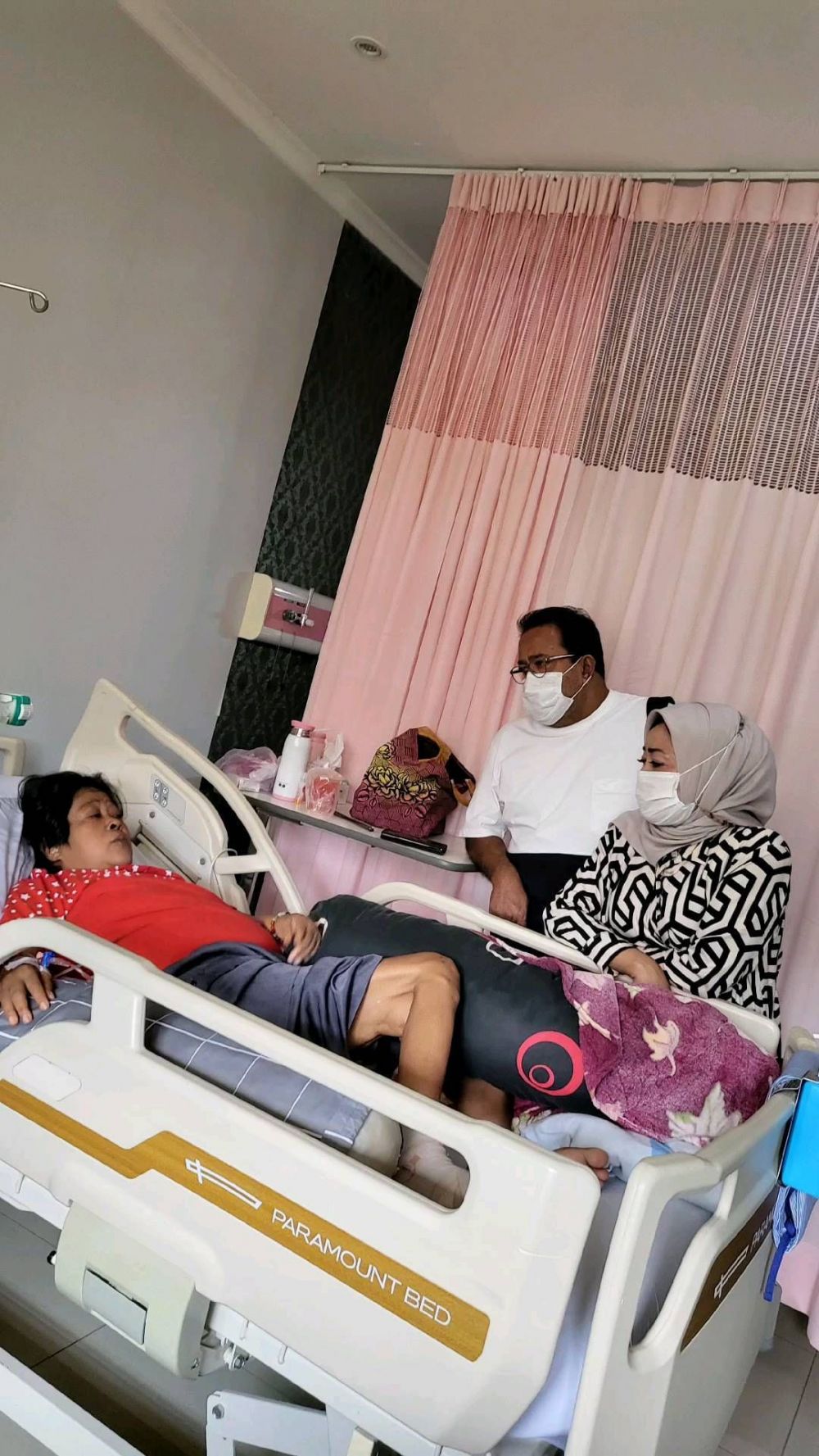 Suti Karno dilarikan ke rumah sakit, badan kurus terbaring di kasur