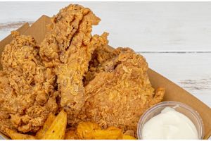 Cara cepat pisahkan tulang paha ayam goreng, bersih tanpa digigit